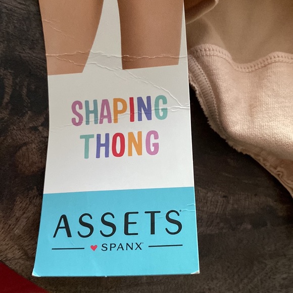Assets Women's All Around Smoothers Thong - Beige size large light tummy smooth - Picture 7 of 8